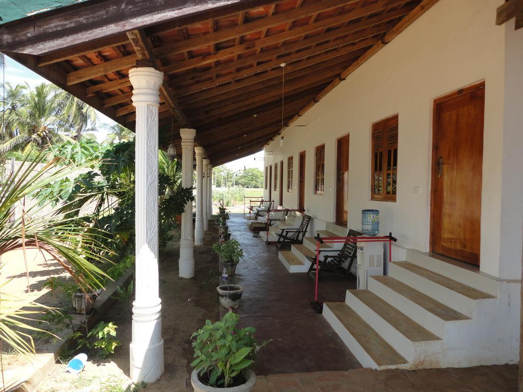 Yoho Hotel Arugambay Beach Inn Baie d'Arugam Extérieur photo