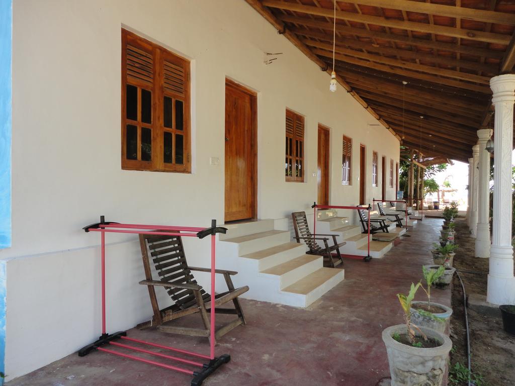Yoho Hotel Arugambay Beach Inn Baie d'Arugam Extérieur photo