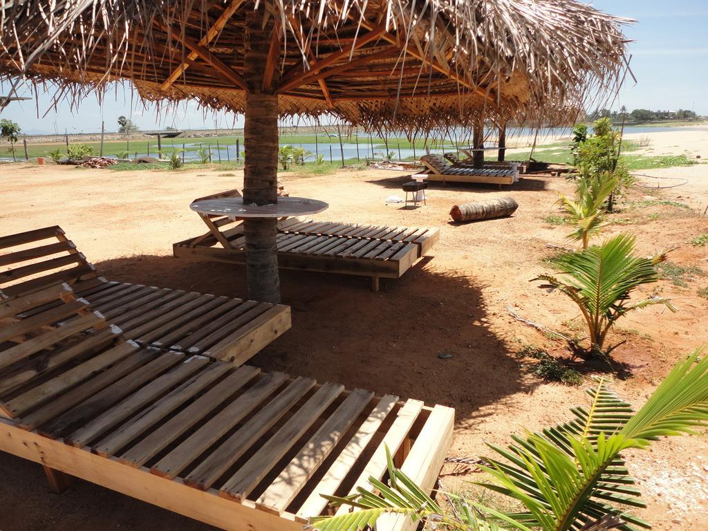 Yoho Hotel Arugambay Beach Inn Baie d'Arugam Extérieur photo